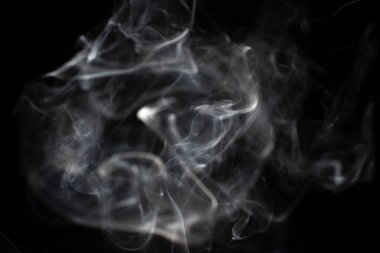 Siyah arkaplanda beyaz duman bulutu