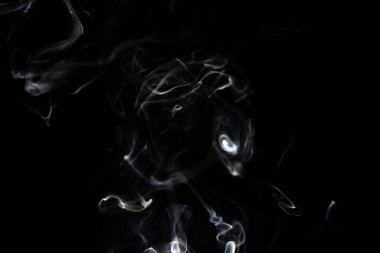 Siyah arkaplanda beyaz duman bulutu