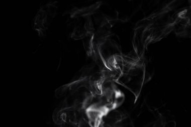 Siyah arkaplanda beyaz duman bulutu
