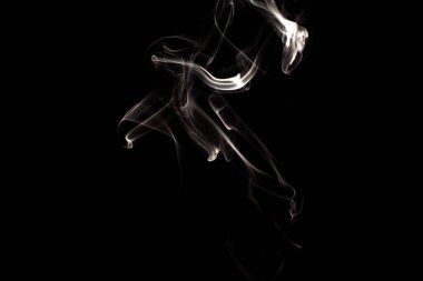 Siyah arkaplanda beyaz duman bulutu