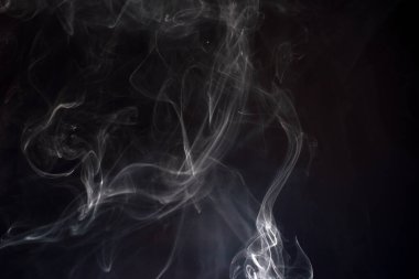 Siyah arkaplanda beyaz duman bulutu