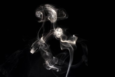 Siyah arkaplanda beyaz duman bulutu