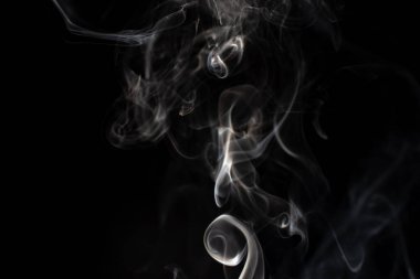 Siyah arkaplanda beyaz duman bulutu