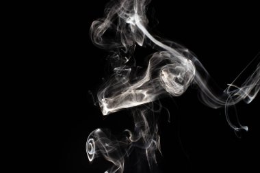 Siyah arkaplanda beyaz duman bulutu