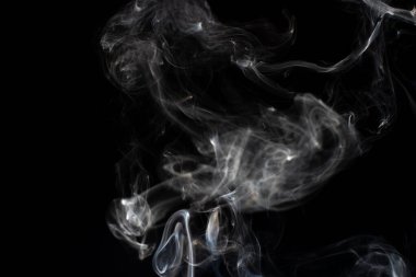 Siyah arkaplanda beyaz duman bulutu