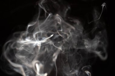 Siyah arkaplanda beyaz duman bulutu