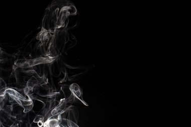 Siyah arkaplanda beyaz duman bulutu