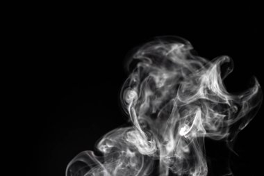 Siyah arkaplanda beyaz duman bulutu