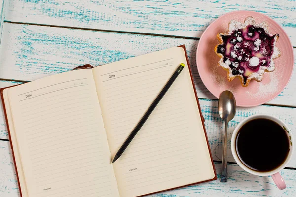 Notizblock Eine Tasse Kaffee Und Ein Kuchenkorb Mit Beeren Und — Stockfoto