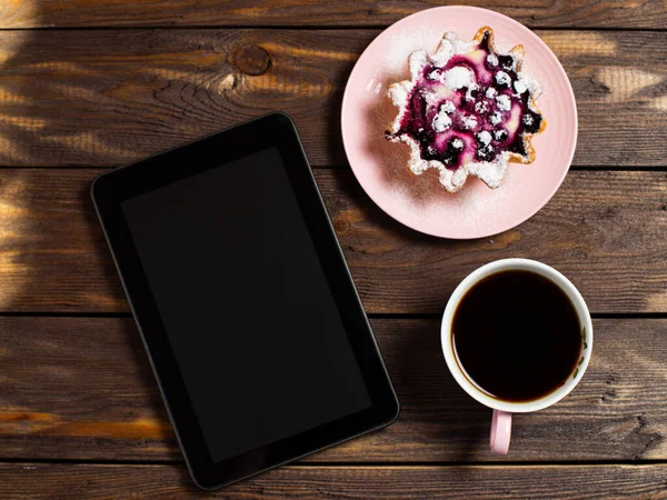 Flatley Koffiepauze Lay Out Digitale Tabletgadget Zwarte Koffie Een Kopje Stockfoto