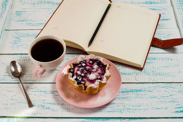 Notizblock Eine Tasse Kaffee Und Ein Kuchenkorb Mit Beeren Und — Stockfoto