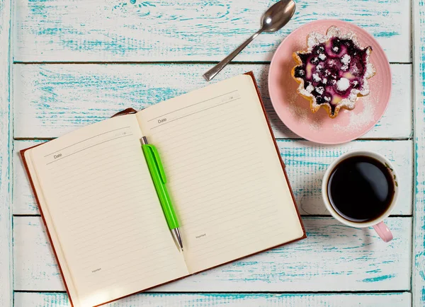 Notizblock Eine Tasse Kaffee Und Ein Kuchenkorb Mit Beeren Und — Stockfoto