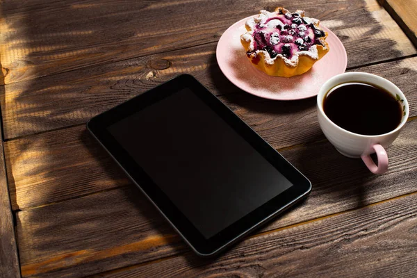Flatley Koffiepauze Lay Out Digitale Tabletgadget Zwarte Koffie Een Kopje Rechtenvrije Stockfoto's