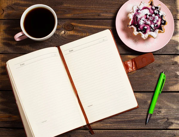 Flaches Layout Ein Offenes Notizbuch Ein Grüner Stift Schwarzer Kaffee — Stockfoto