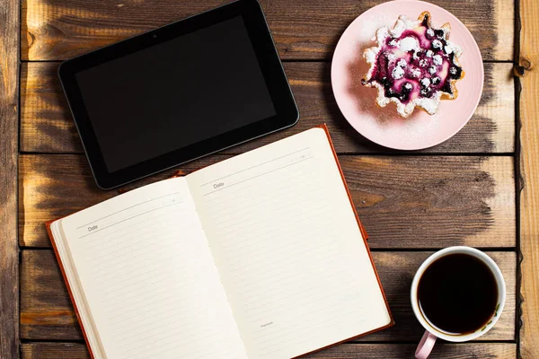 Flaches Layout Offenes Notizbuch Tablet Gerät Schwarzer Kaffee Einer Tasse — Stockfoto