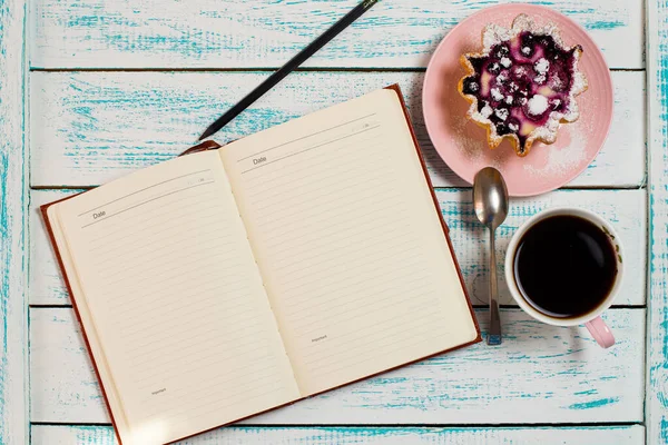 Notizblock Eine Tasse Kaffee Und Ein Kuchenkorb Mit Beeren Und — Stockfoto