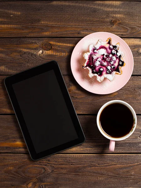 Flache Kaffeepause Digitales Tablet Gadget Schwarzer Kaffee Einer Tasse Und Stockbild