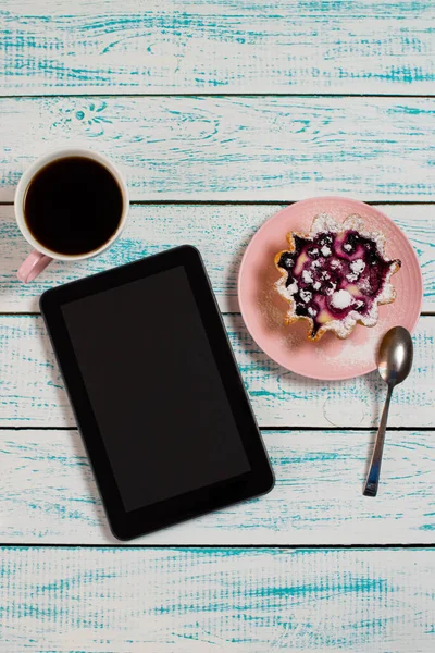 Ein Digitales Tablet Eine Tasse Kaffee Und Ein Kuchenkorb Mit Stockbild