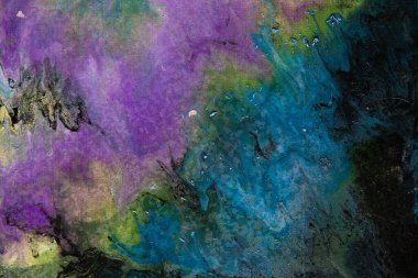 Sıvı sanatının dokusu. Boya karıştırma efektiyle soyut bir arka plan. Sıvı akrilik boya arka planı. Mavi, siyah, beyaz ve mor renkler.