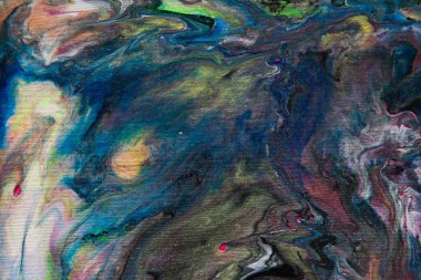 Sıvı sanatının dokusu. Boya karıştırma efektiyle soyut bir arka plan. Sıvı akrilik boya arka planı. Mavi, siyah, beyaz ve mor renkler.