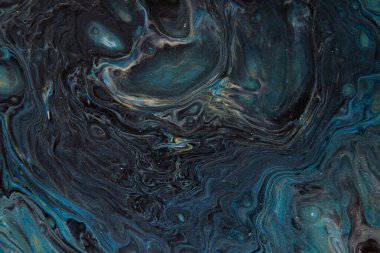 Uzay sıvısı sanatının dokusu. Boya karıştırma efektiyle soyut bir arka plan. Sıvı akrilik boya arka planı. Siyah ve mavi renkler.