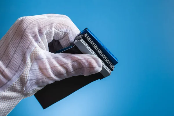 Ide Lint Kabel Pluggen Hand Blauwe Isolatie Achtergrond Rechtenvrije Stockafbeeldingen