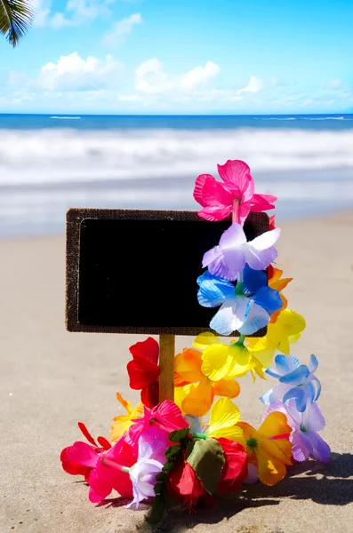 Plaque signalétique sur la plage de sable — Photo