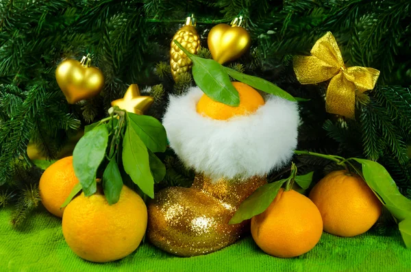 Mandarinas ao lado da árvore de Natal — Fotografia de Stock