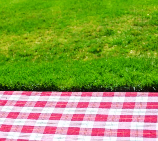 Picnic tablecloth on the table — Stock Photo, Image