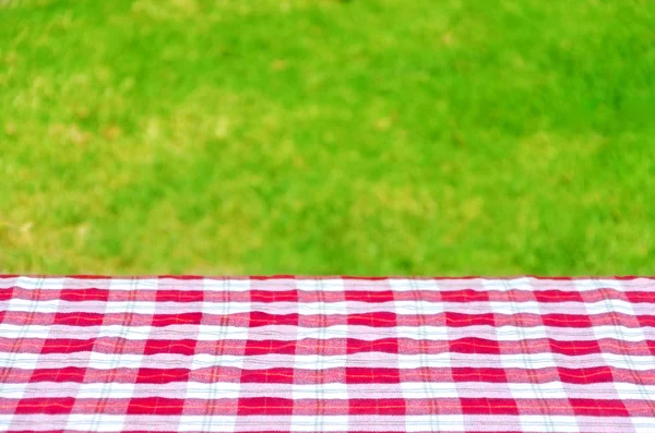 Picknick tafellaken op tafel — Stockfoto