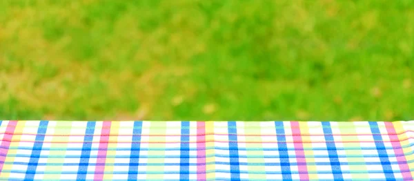 Toalha de mesa colorida piquenique na mesa — Fotografia de Stock
