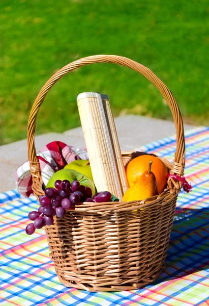 Корзина для пикника с фруктами — стоковое фото