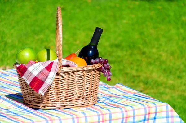 Picnic basket with fruits and wine — Stock Photo, Image