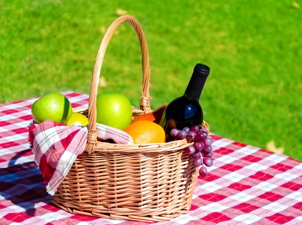 Picnic basket with fruits and wine — Stock Photo, Image