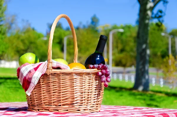 Picnic basket with fruits and wine — Stock Photo, Image