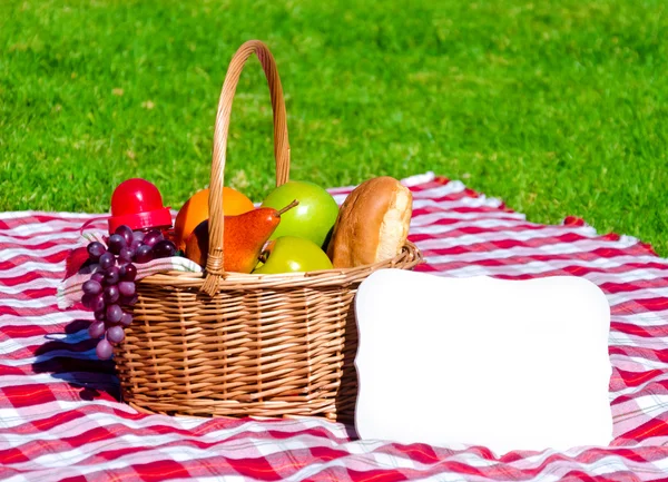 Корзина для пикника с фруктами — стоковое фото