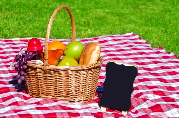 Picknickmand met fruit en blanco — Stockfoto