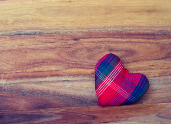 Καρδιά με το ξύλινο υπόβαθρο — Φωτογραφία Αρχείου
