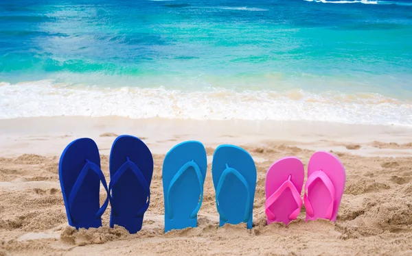 Kleur Flip flops naast Oceaan — Stockfoto