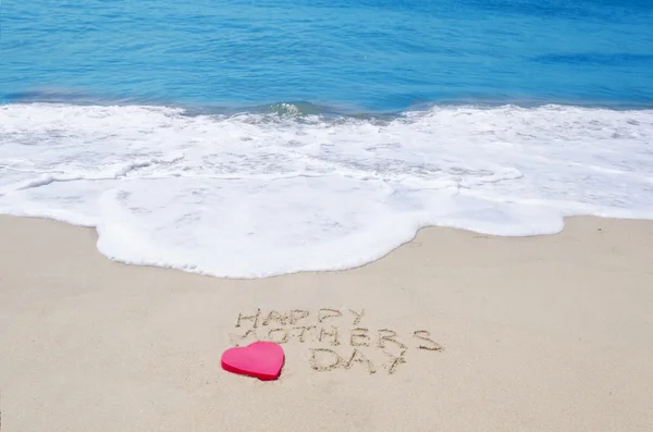 Assine "Feliz Dia das Mães" na praia — Fotografia de Stock