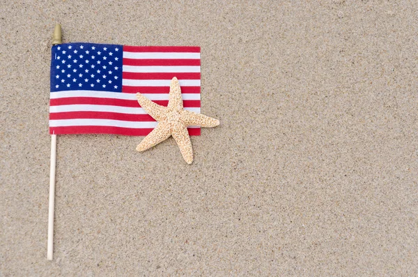 美国国旗与沙质海滩上的海星 — 图库照片
