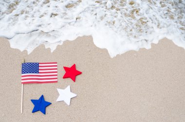 Kumlu sahilde yıldız ile Amerikan bayrağı
