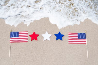 Kumlu sahilde Amerikan bayrakları