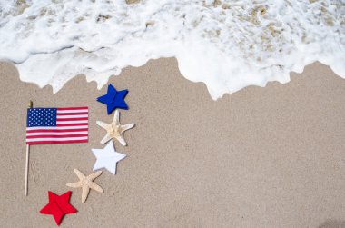 Starfishes kum plajındaki Amerikan bayrağı