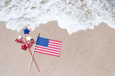 Kumlu sahilde Amerikan bayrağı