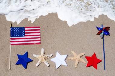 Starfishes kum plajındaki Amerikan bayrağı