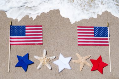 Starfishes kum plajındaki Amerikan bayrağı