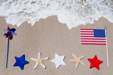 Starfishes kum plajındaki Amerikan bayrağı