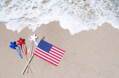 Kumlu sahilde yıldız ile Amerikan bayrağı