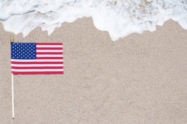 Kumlu sahilde Amerikan bayrağı